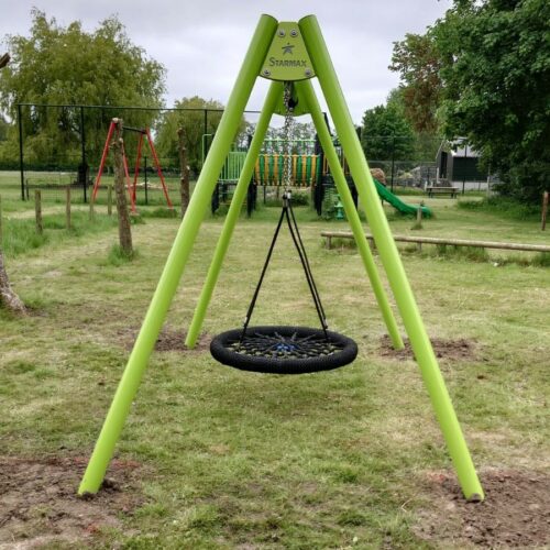 Schommels model Dora 10 De combinatie van een rubberen zitvlak met aluminium inzetstuk garandeert comfort en stabiliteit, zelfs bij intensief gebruik in publieke omgevingen zoals schoolpleinen en buurtparken